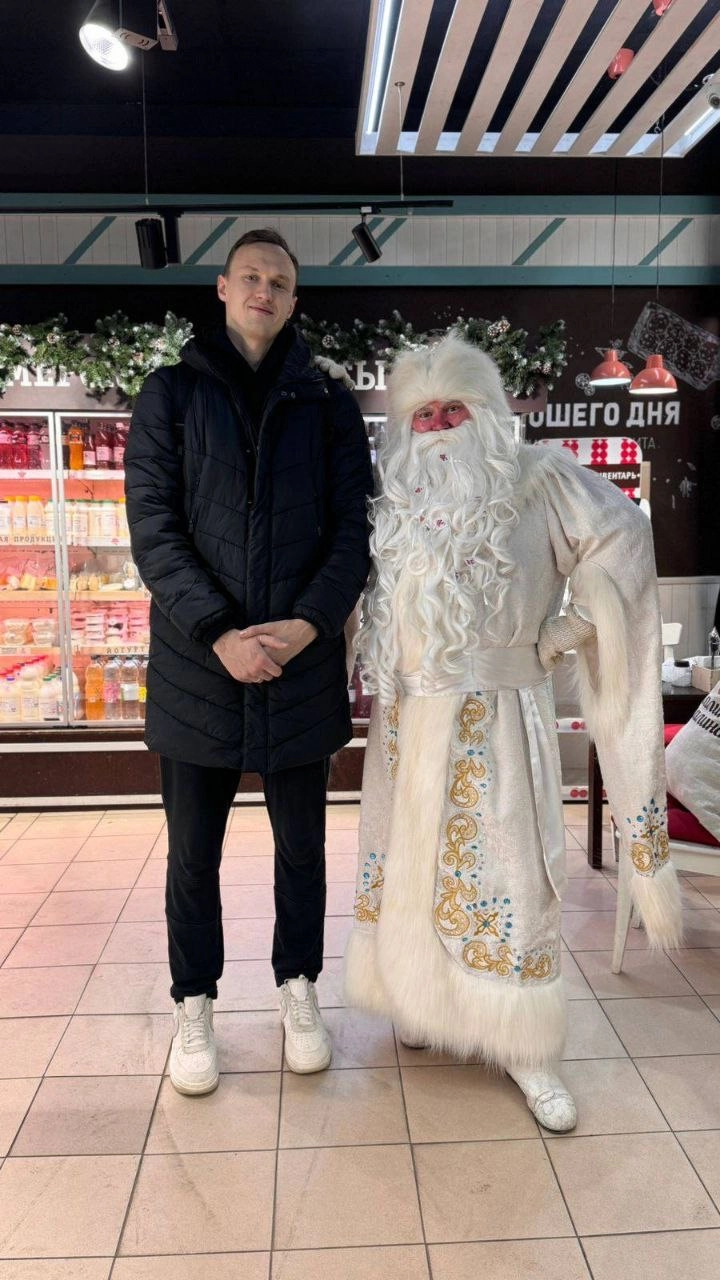 Многих удивляет высокий рост спортсмена и они просят сделать совместное фото