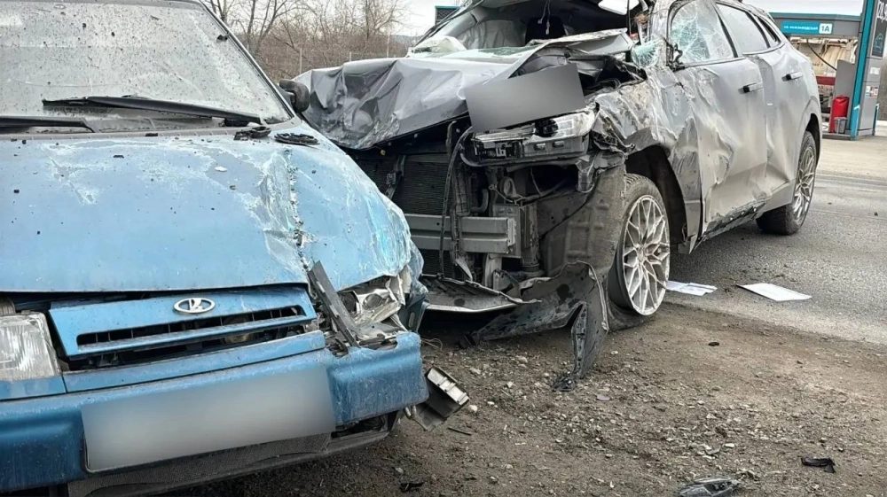 Лобовое стекло разбилось, и женщина вылетела на дорогу.