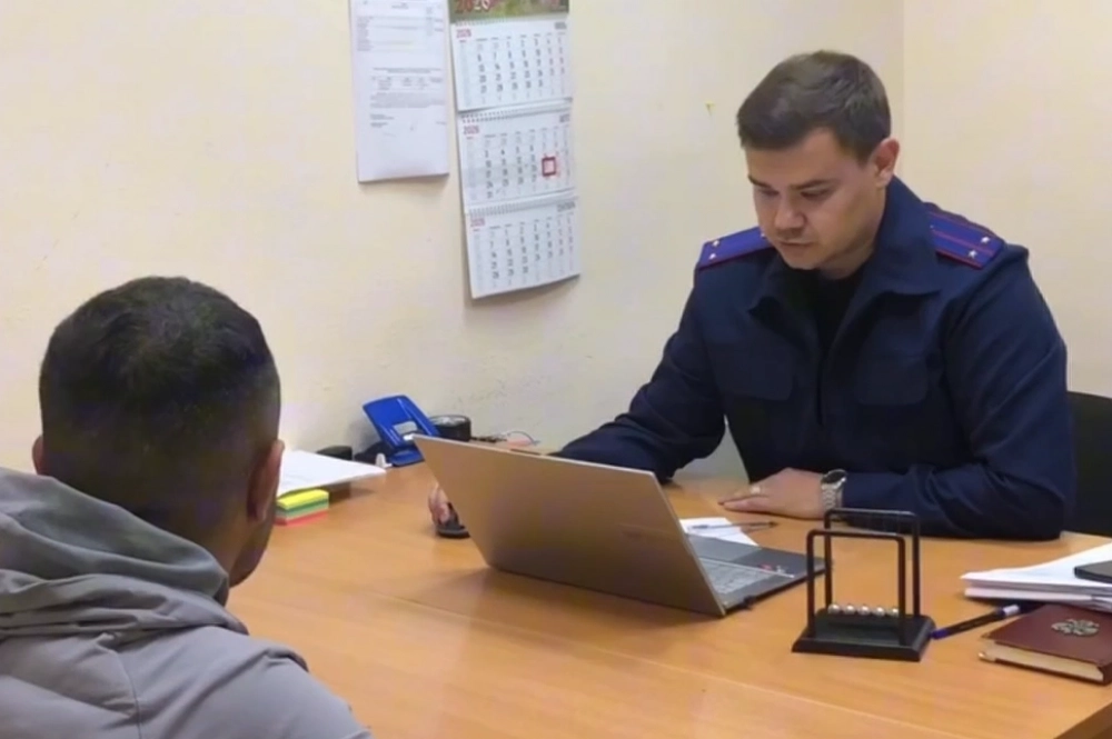 Задержанный даёт показания следователю.
