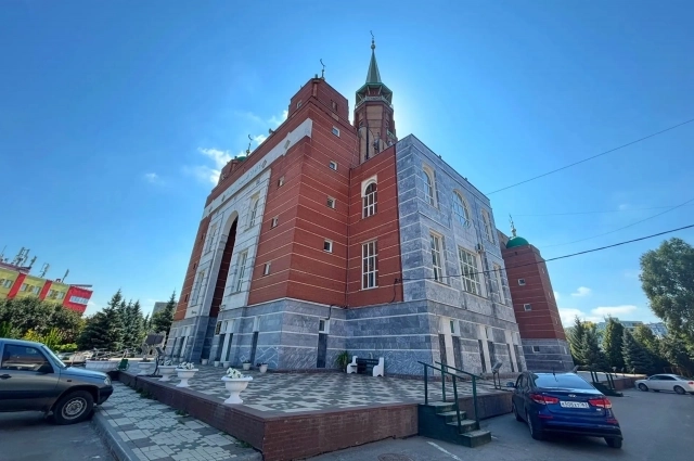 В мае 1995 года в фундамент мечети заложили капсулу с посланием для потомков.