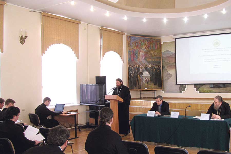 Ректор Белгородской семинарии протоиерей Алексий Куренков открыл заседание.
