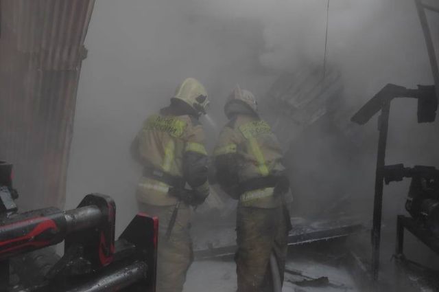 Уральские спасатели потушили пожар на складе с опасные горючими материалами