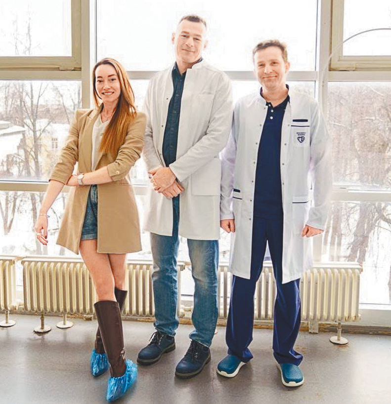 Ксения Ёлкина с врачами Первой градской больницы.