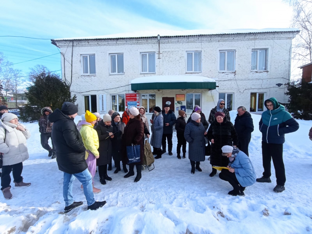 Жители поселка Ферзиково в минувшую субботу  собирают средства на экологического адвоката. 