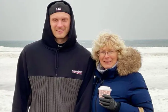 Янис Тимма с матерью.