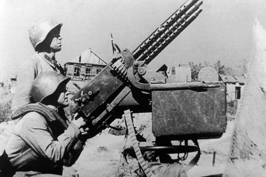 Многие работники завода проявили исключительный героизм на полях сражений.