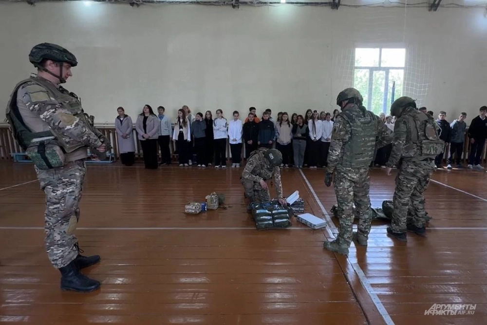 
 Миф спасает жизнь. Морпехи провели урок первой помощи для детей под Курском    