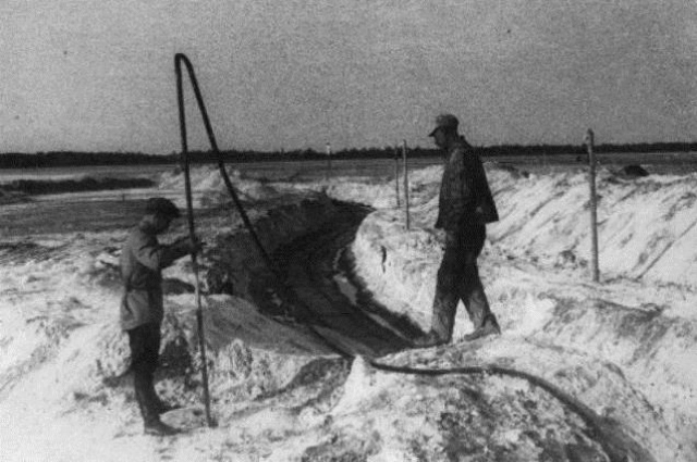 Михайловский содовый комбинат. Бурение содовой руды паровой иглой.
