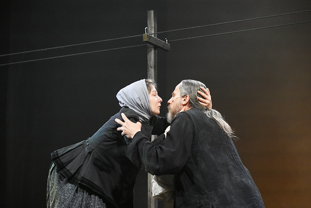 Актеры Полина Агуреева в роли Натальи Николаевны и Илья Шакунов в роли протоиерея Савелия Туберозова в музыкально-драматическом спектакле