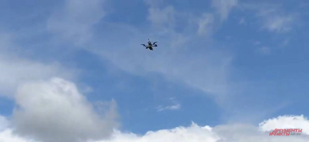 Новейший боевой дрон «Антонов» в небе.