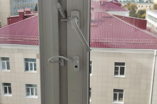 Фиксаторы на окна продаются на каждом шагу.