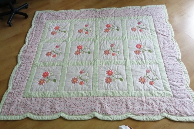 Лоскутное одеяло с вязанными цветами.