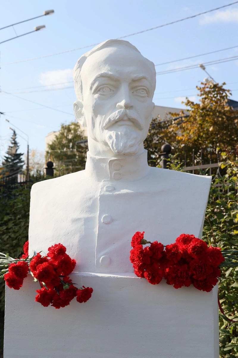 Памятник Феликсу Дзержинскому в Нижнем Тагиле.