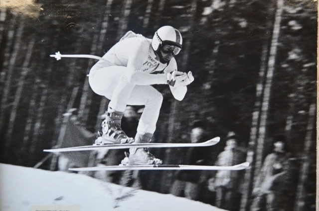 Скоростной спуск на соревнованиях по прыжкам с трамплина