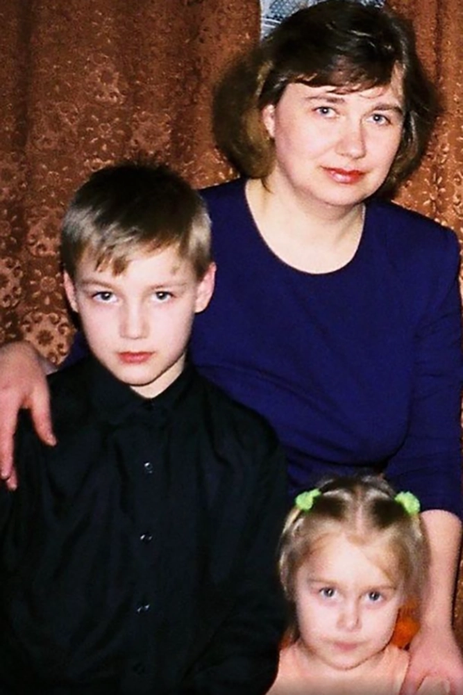 Алексей Воробьев с мамой и сестрой.