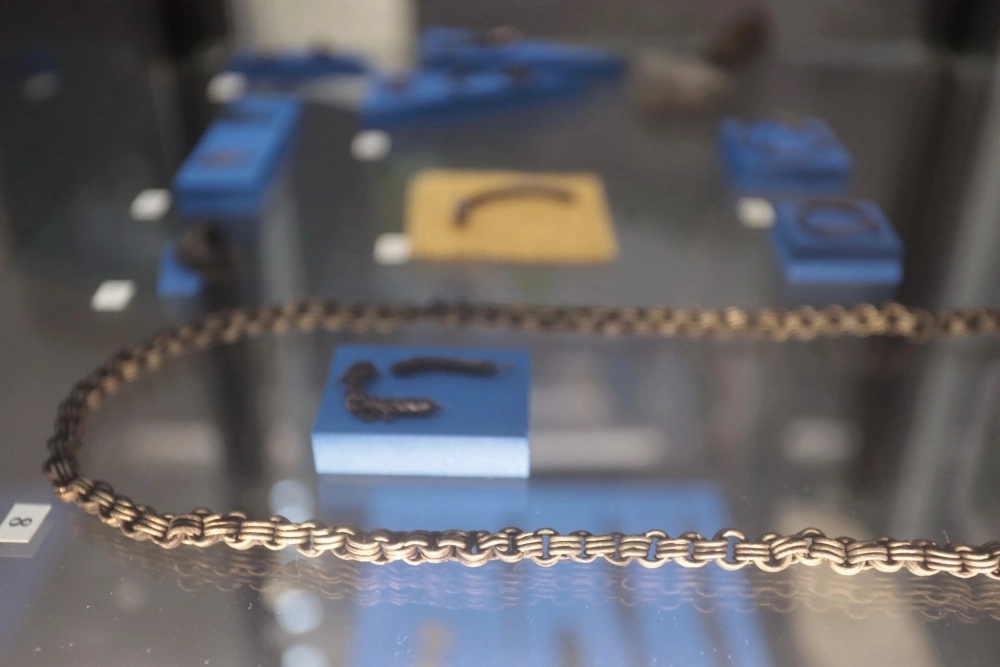 Редкой по своей сохранности вещью стала бронзовая цепочка