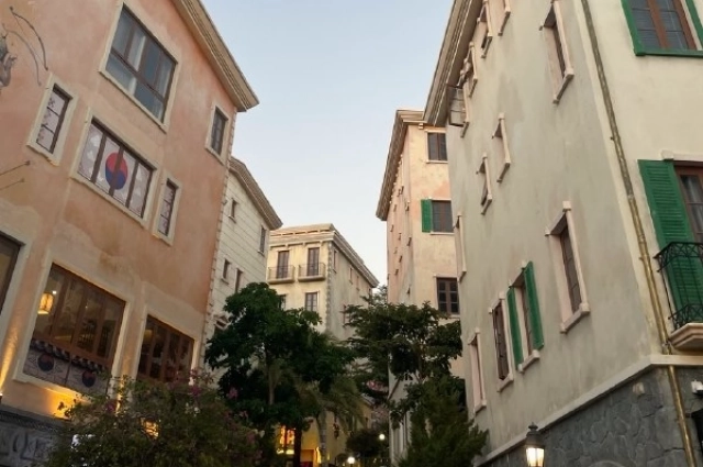 Сансет Таун - город, построенный стиле итальянских курортов.