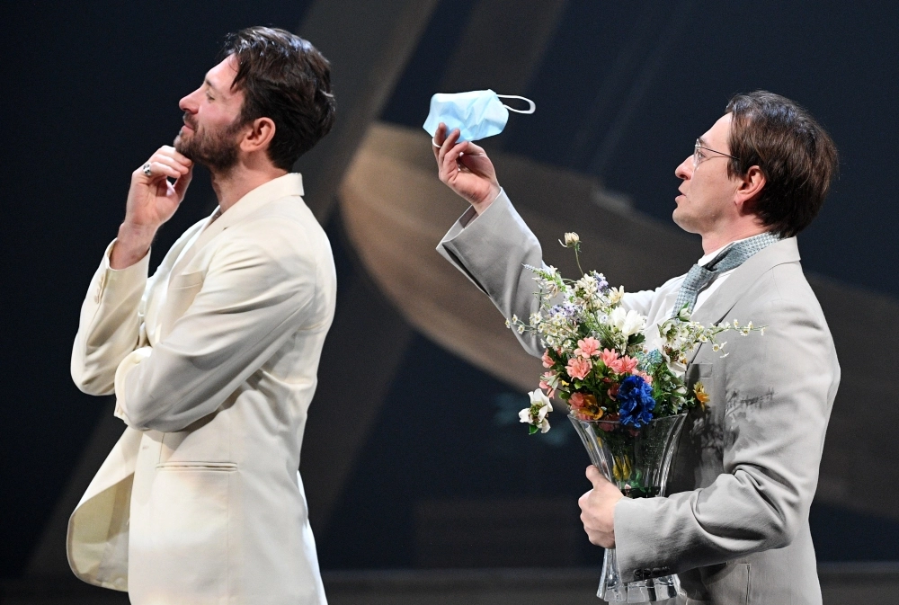 Антон Хабаров в роли Михаила Астрова и Сергей Безруков в роли Ивана Войницкого во время пресс-показа спектакля «Дядя Ваня» в постановке Сергея Безрукова в Московском Губернском театре.