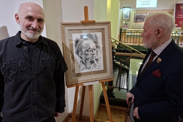  Внук Назиба Жиганова Алексей Егоров (слева) и народный поэт Татарстаан Ренат Харис у портрета Назиба Жиганова.