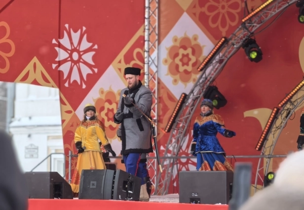 На сцене шел концерт.