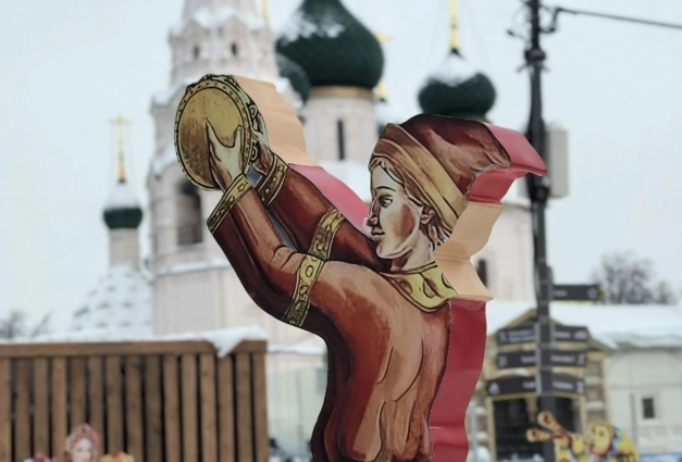 Гостей сразу встречали яркие украшения.