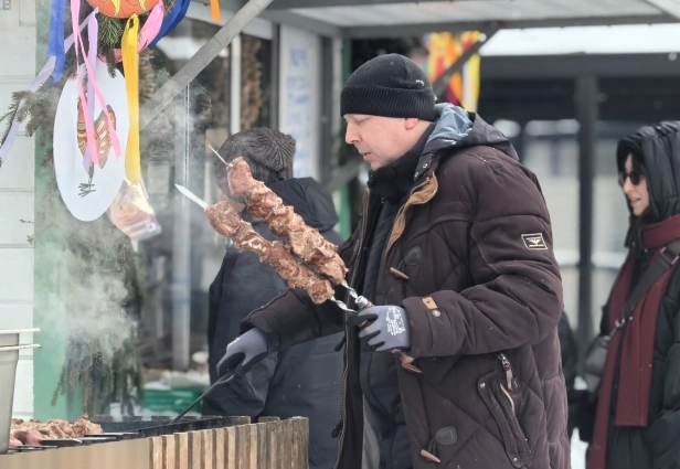 Или попробовать местную кухню.