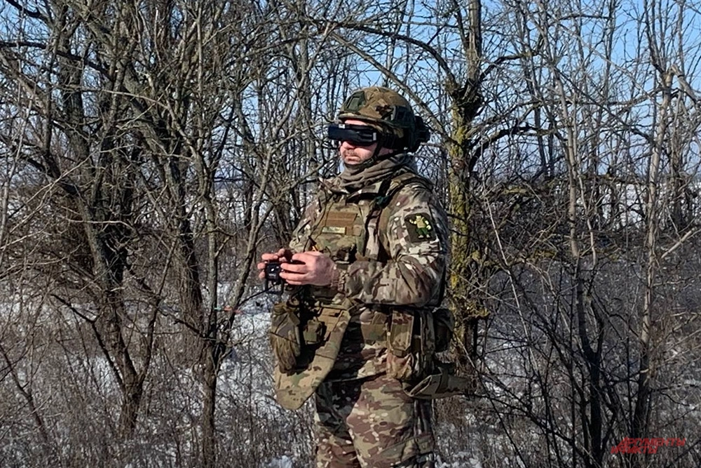 Сапер Гиря проводит инженерную разведку пред тем, как начат разминирование.