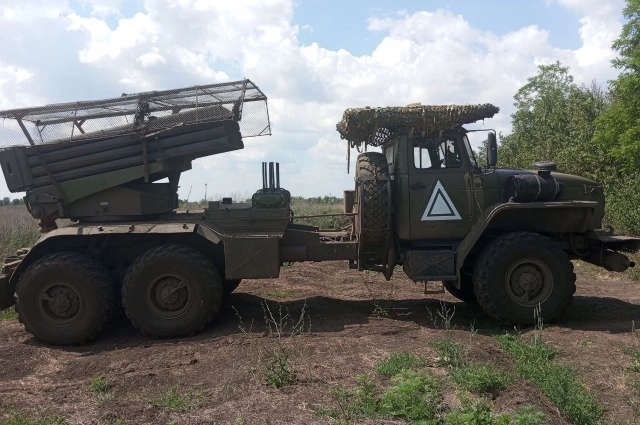Женщины ездят в зону СВО раз вмесяц.