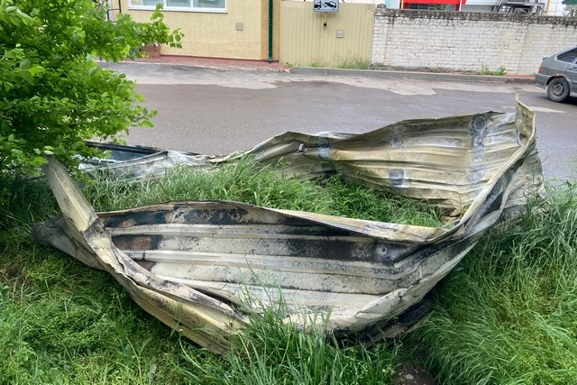 Крыша заправки, пролетевшая пару километров.