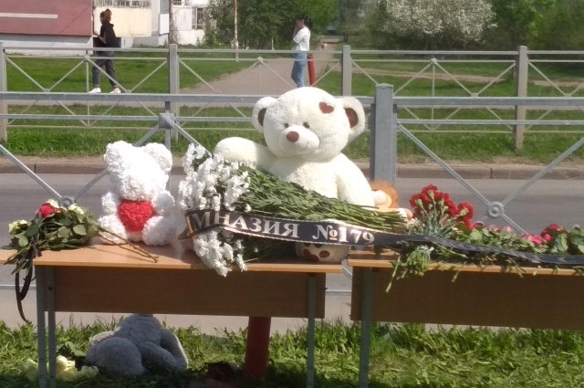Мемориал у гимназии, на которую напал Ильназ Галявиев.