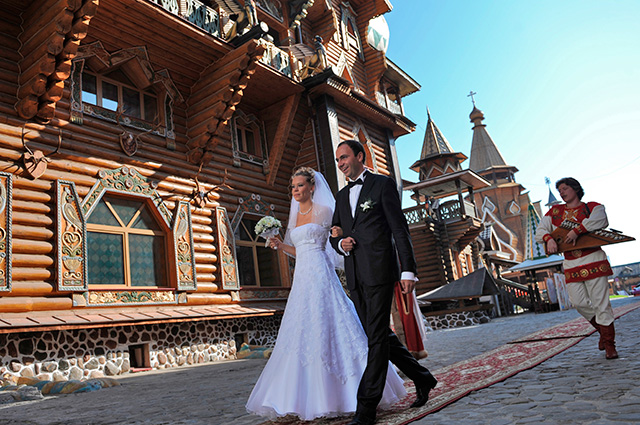 Молодожены, зарегистрировавшие брак в ЗАГСе, который расположен на территории Измайловского Кремля.