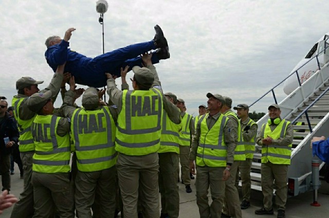 Сотрудники Иркутского авизавода качают на руках тест-пилота после успешного первого полета самолета МС-21.