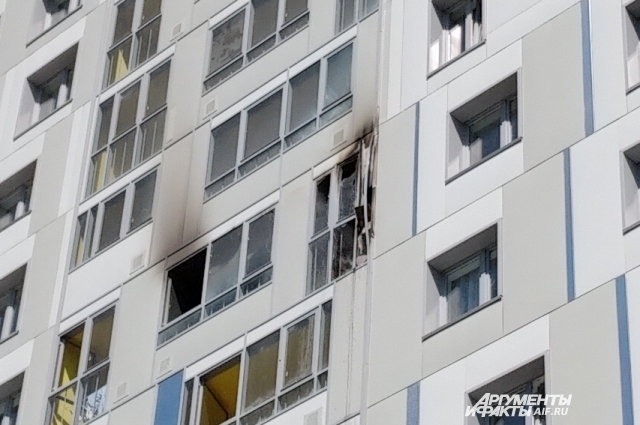 чёрный дым вырывался из окна 9 этажа.