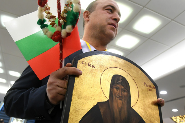 Болгарский журналист с иконой святого Иоанна Рыльского.