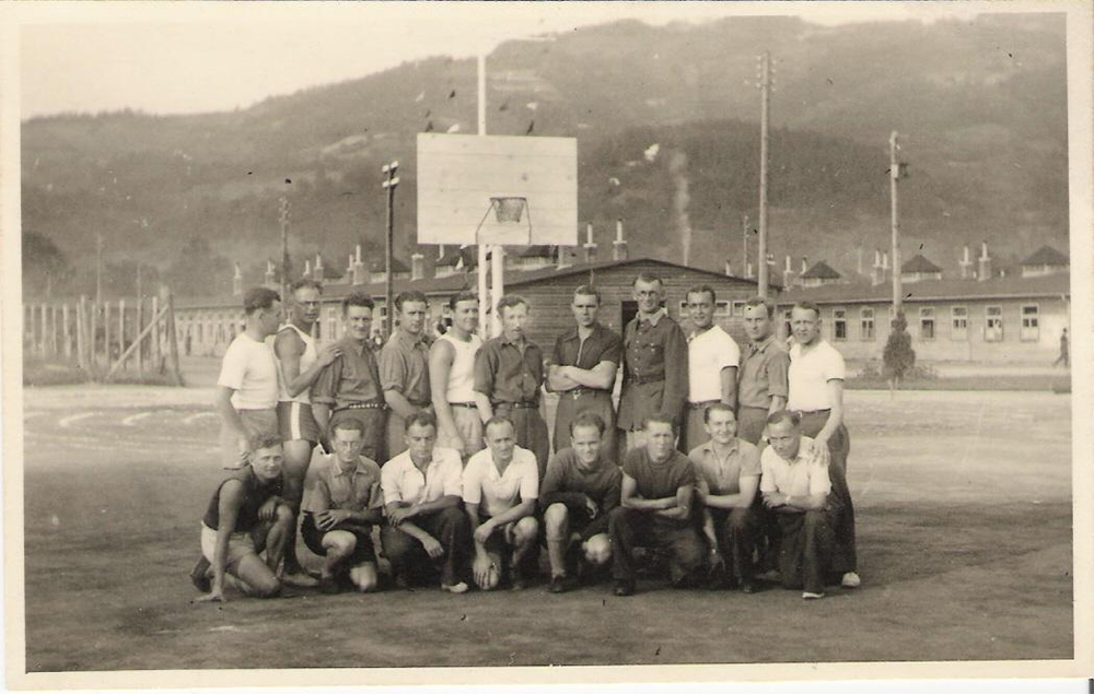 Футбольная команда из французских военнопленных. Немецкий лагерь для военнопленных Шталаг 18А. 