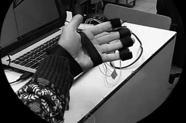 Так VR_перчатка будет выглядеть на руке.
