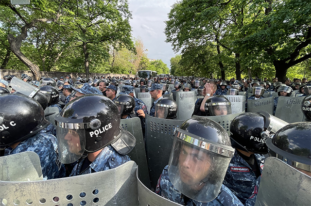 Полицейские во время протестного движения в Ереване.