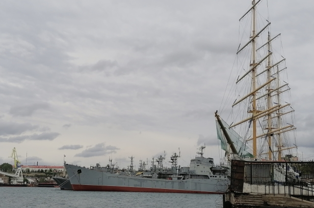 Военные корабли всё также стоят в Севастопольской бухте
