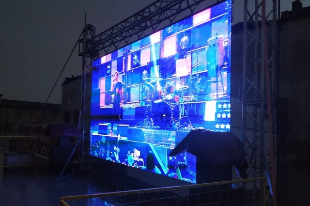 На большом экране показывали концерты народного любимца.