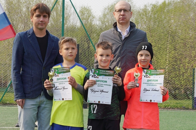 Александр Санников (справа) и Алексей Косенчук (слева) с лучшими игроками команд «ДЮСШ-3», «Дерби» и «Srar Juniors».