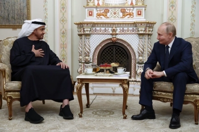 Президент РФ Владимир Путин и президент ОАЭ Мухаммед Бен Заид Аль Нахайян во время встречи в Ново-Огарево.