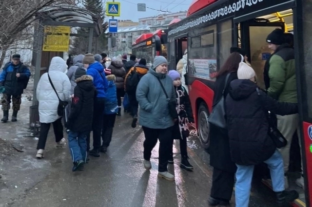 Общественный транспорт города дышит на ладан.
