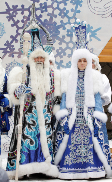 Якутский Дед Мороз Чысхаан и его спутница Хаарчаана (Снегурочка) на празднике в честь дня рождения Деда Мороза в Великом Устюге