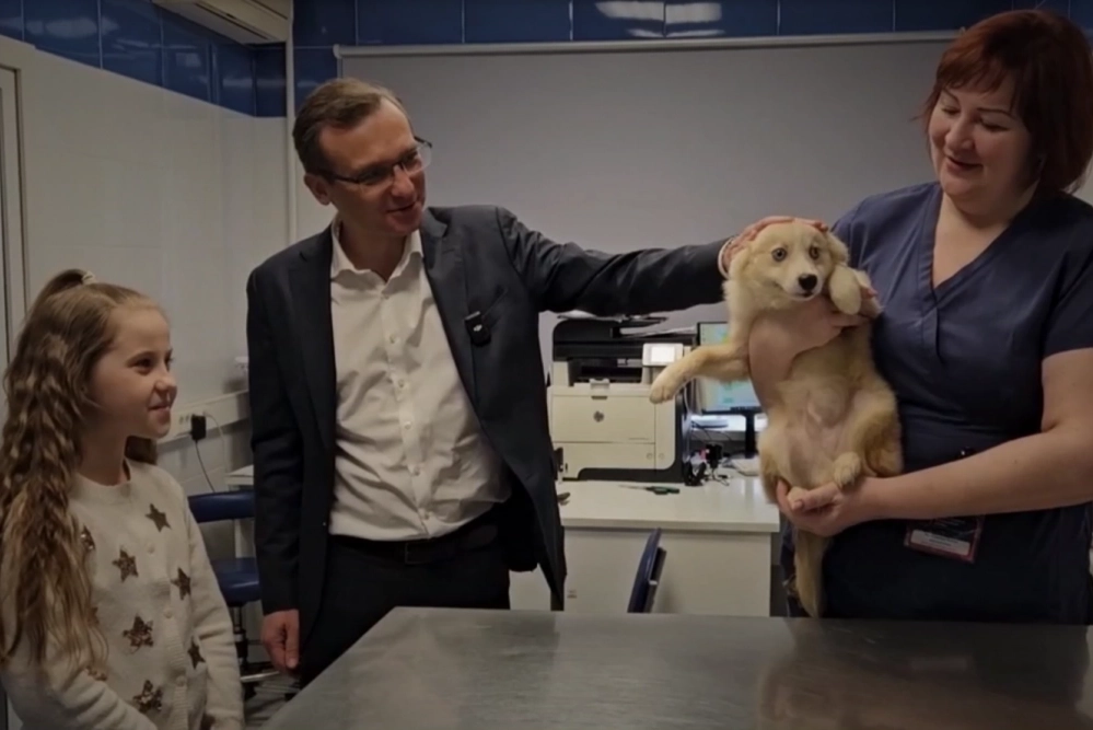 Питомца девочке вручил первый заместитель министра сельского хозяйства и продовольствия Подмосковья Сергей Новиков.