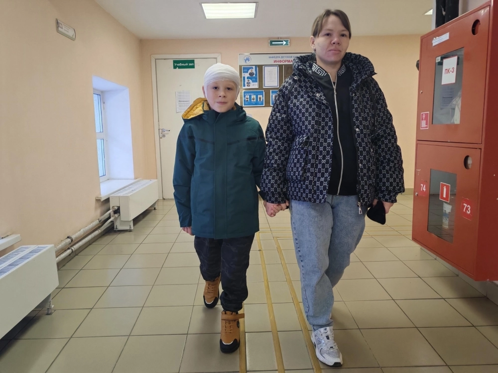 Мальчик с мамой уже уехали домой.