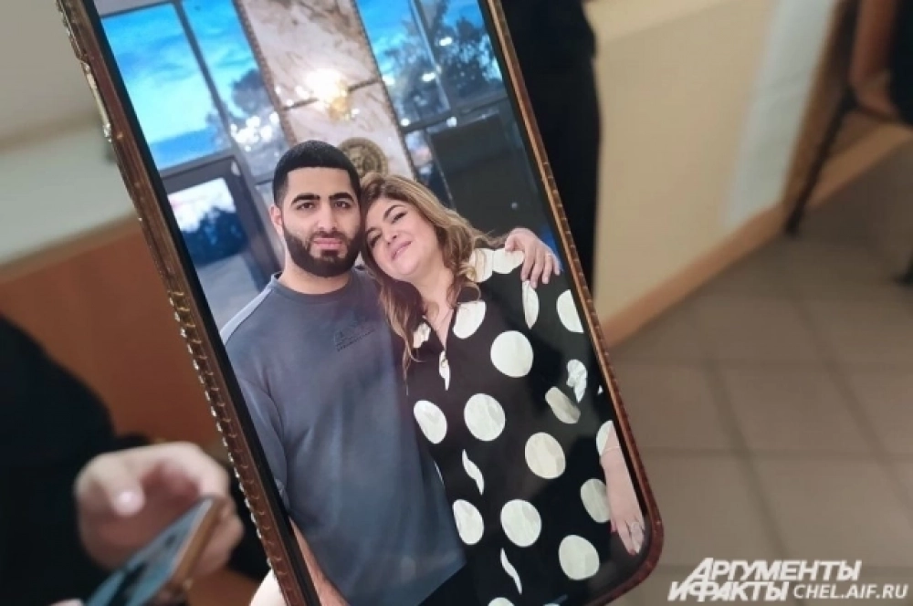 Одна из последних фотографий убитого молодого человека с мамой.