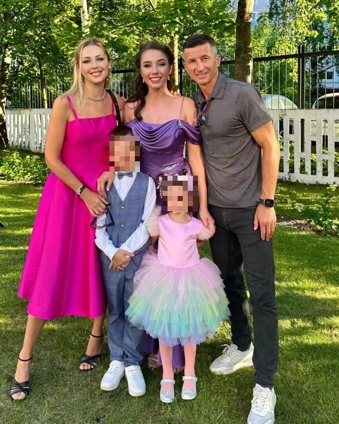 Евгений Алдонин с женой Ольгой и детьми: сыном Артёмом (2016) и дочерью Анжеликой (2019). Фото: соцсети