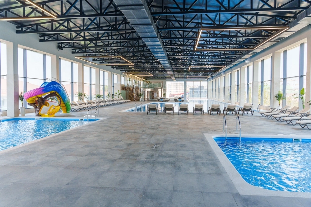 В межсезонье гостям особенно интересен большой спа-комплекс с подогреваемыми бассейнами и банями.