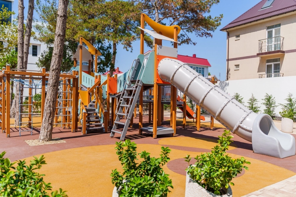 Для детей предусмотрены игровые и спортивные площадки, для подростков — гейм-центр и инженерный клуб. 