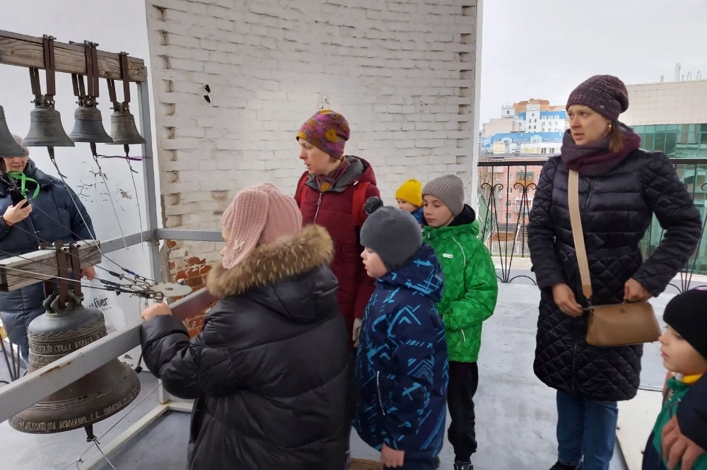 На колокольне храма Жен-Мироносиц прошла экскурсия детской краеведческой школы «Свой город» и ребятам с родителями разрешили позвонить в колокола.